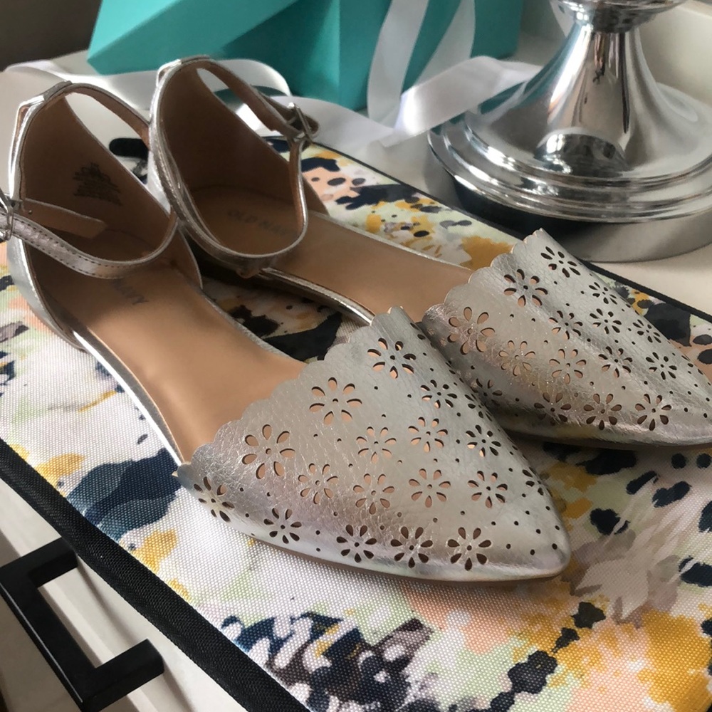 Scalloped Daisy Flats